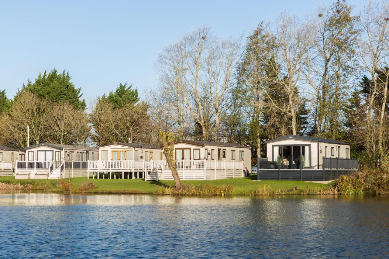 Clearwater Villa South Cerney Exteriör bild
