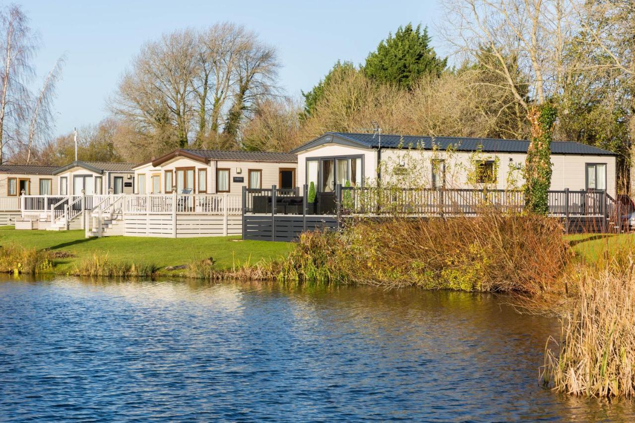 Clearwater Villa South Cerney Exteriör bild