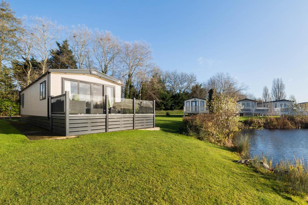 Clearwater Villa South Cerney Exteriör bild